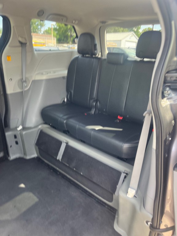 2012 Toyota Sienna Image 12