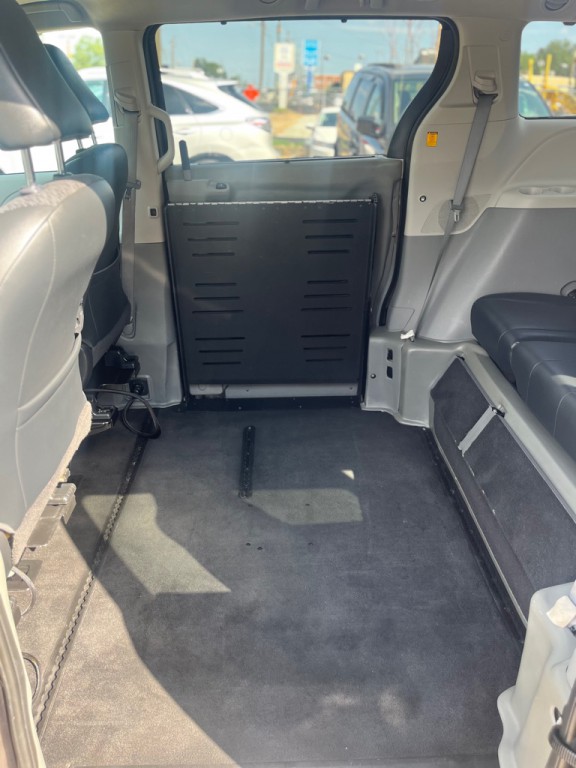 2012 Toyota Sienna Image 13