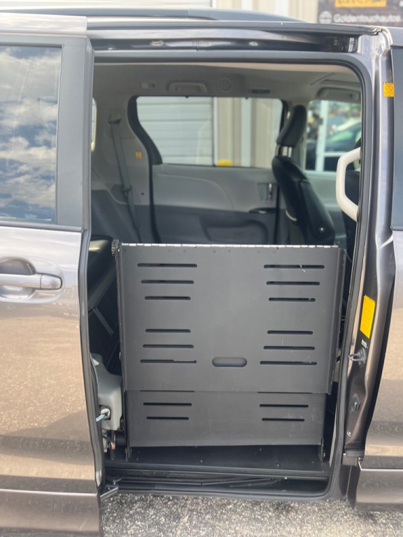 2012 Toyota Sienna Image 17