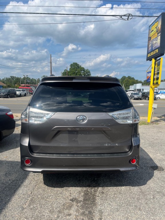 2012 Toyota Sienna Image 18