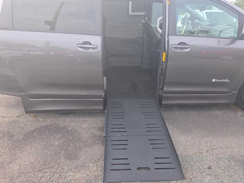 2012 Toyota Sienna Image 19
