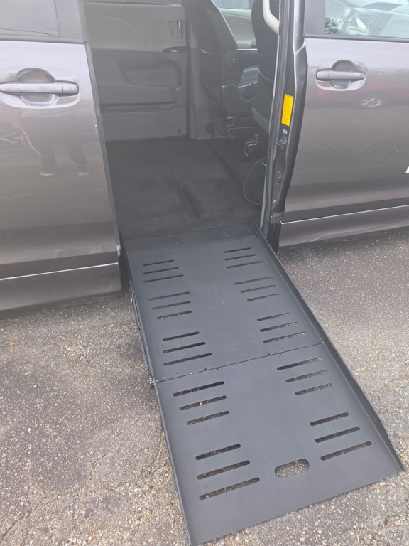 2012 Toyota Sienna Image 20