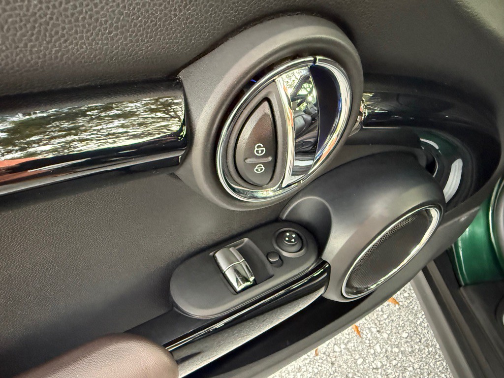 2015 MINI Cooper Image 7