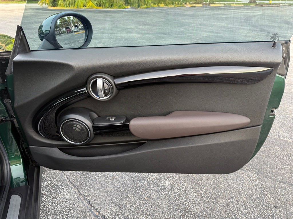 2015 MINI Cooper Image 19