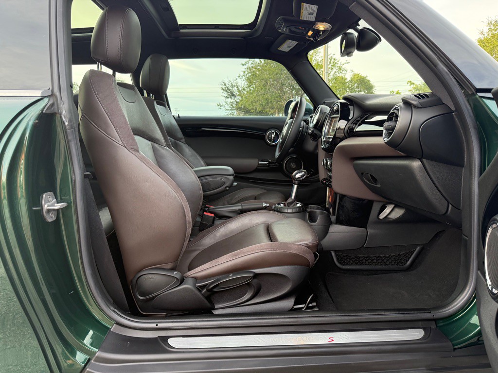 2015 MINI Cooper Image 20