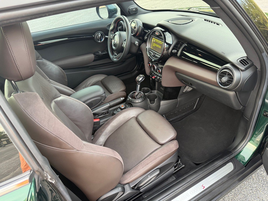 2015 MINI Cooper Image 23