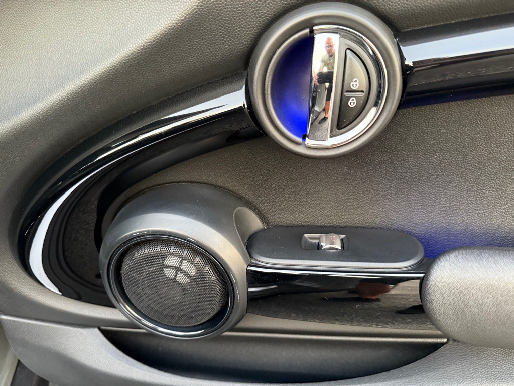2016 MINI Cooper Image 28