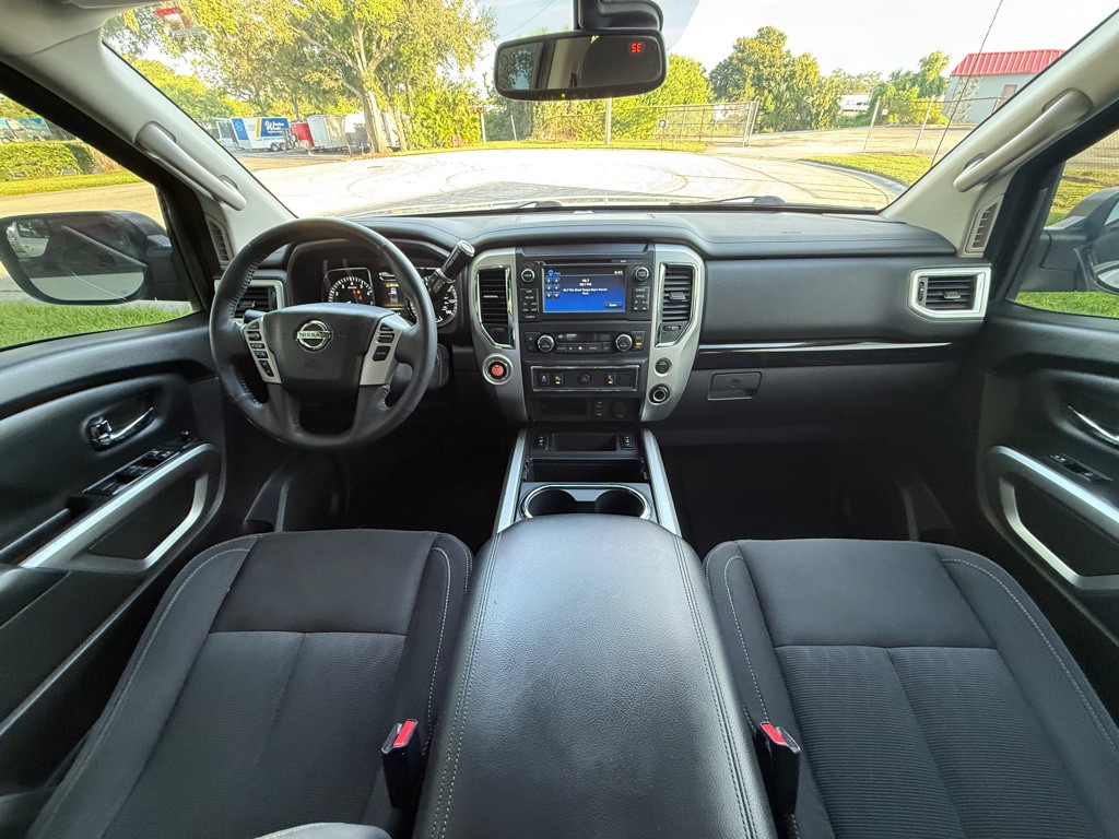 2017 Nissan Titan Image 8