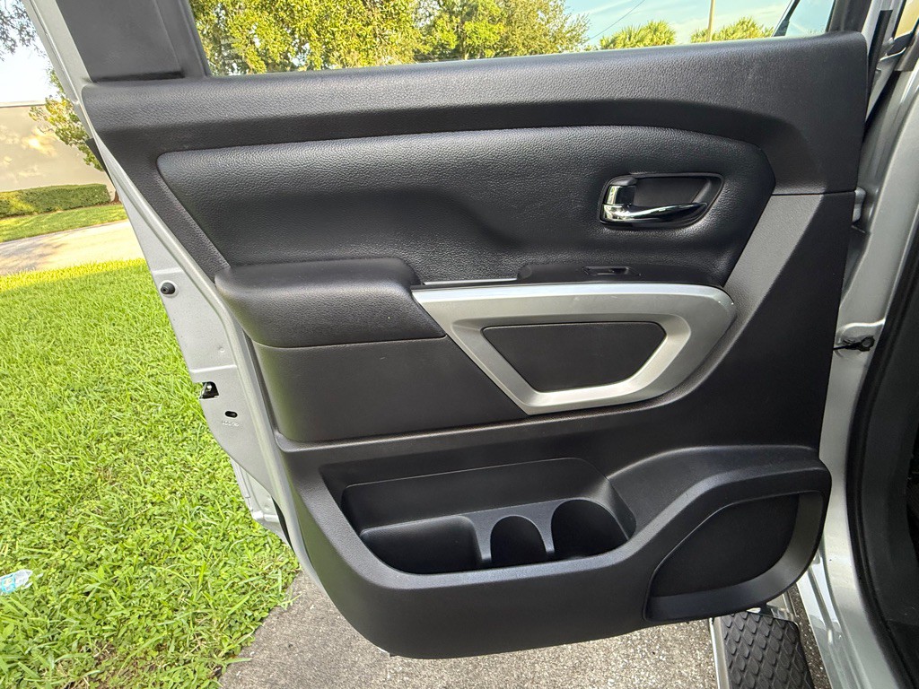 2017 Nissan Titan Image 13