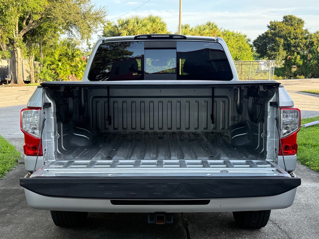 2017 Nissan Titan Image 17