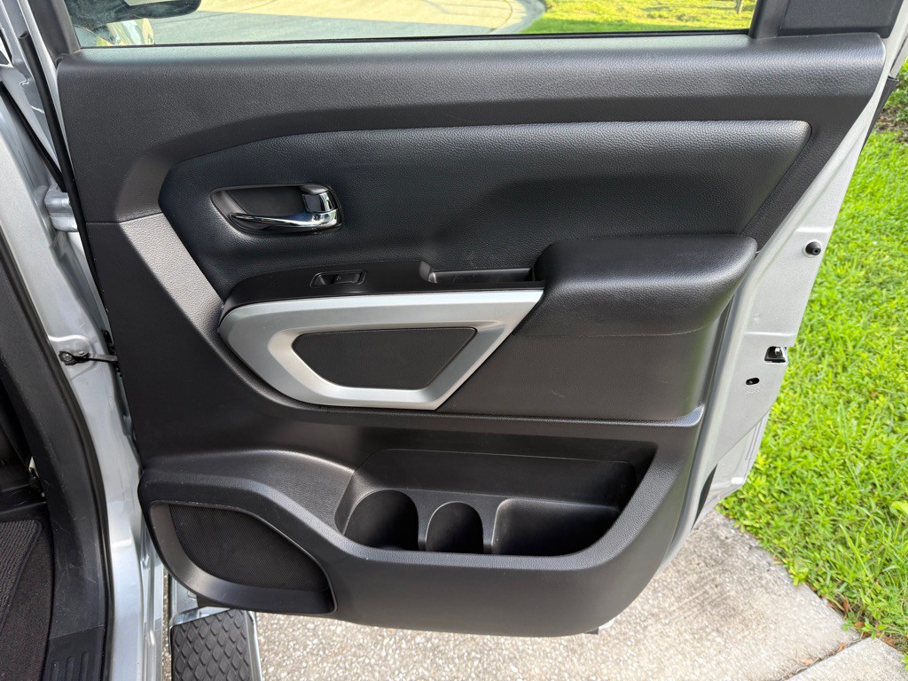 2017 Nissan Titan Image 19