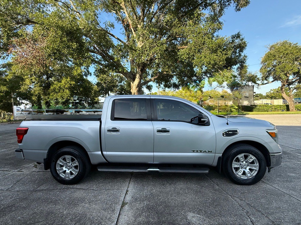 2017 Nissan Titan Image 22