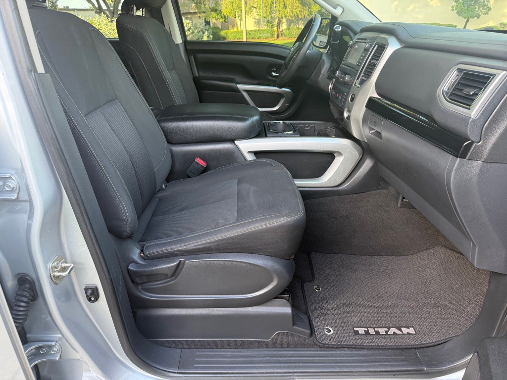 2017 Nissan Titan Image 24