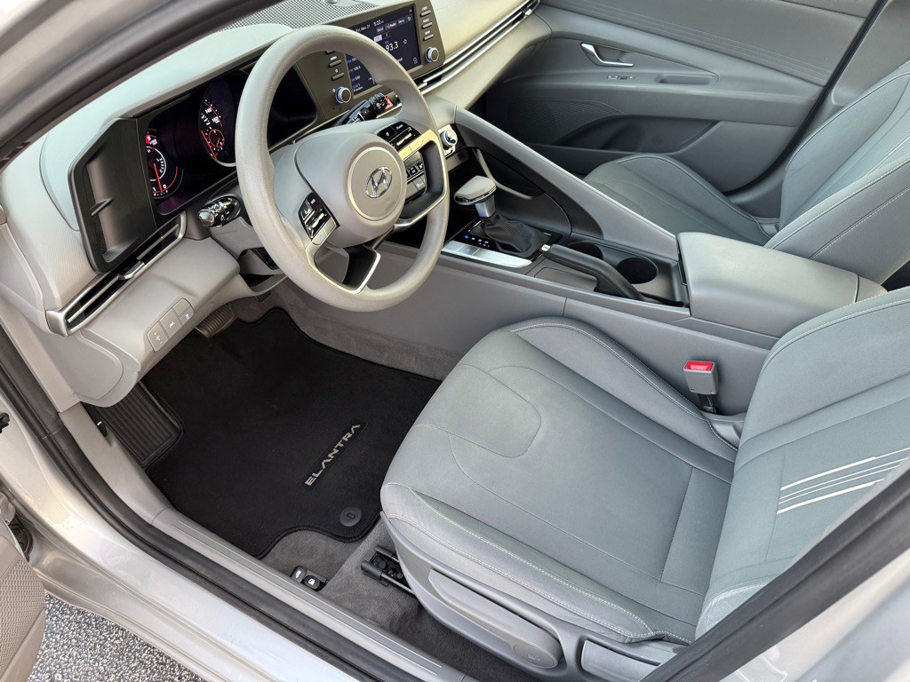 2022 Hyundai Elantra Image 3