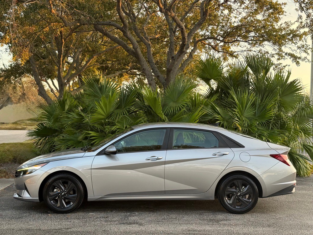 2022 Hyundai Elantra Image 5