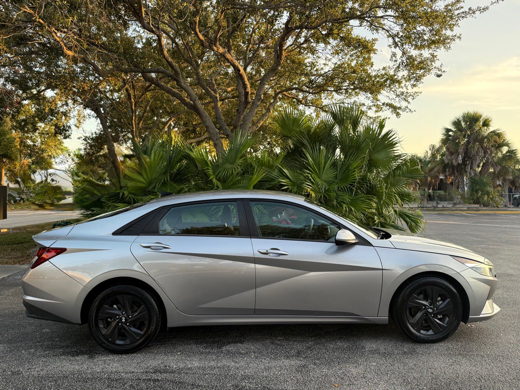 2022 Hyundai Elantra Image 21