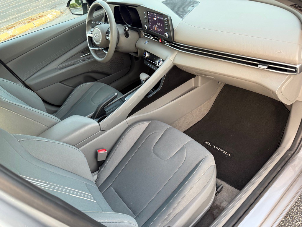 2022 Hyundai Elantra Image 25
