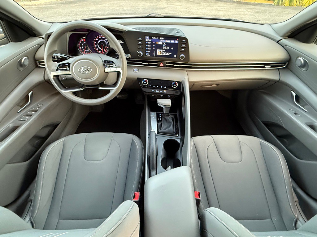 2022 Hyundai Elantra Image 7