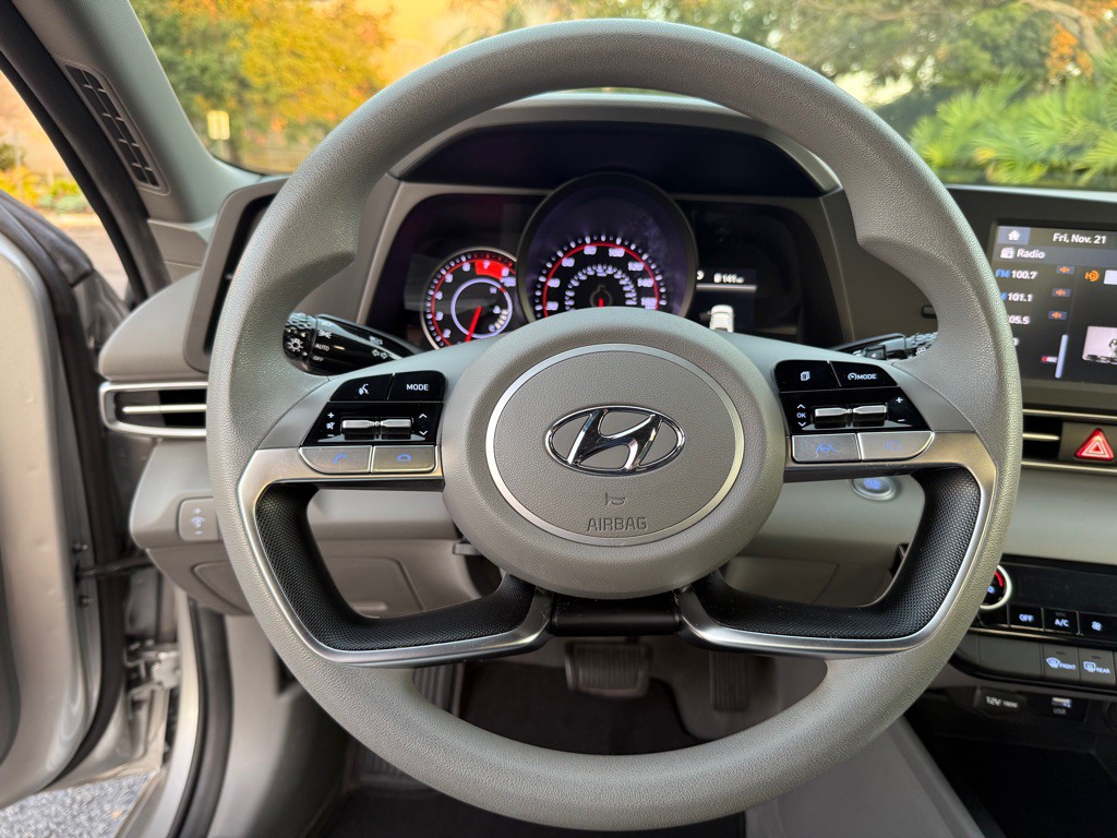 2022 Hyundai Elantra Image 8