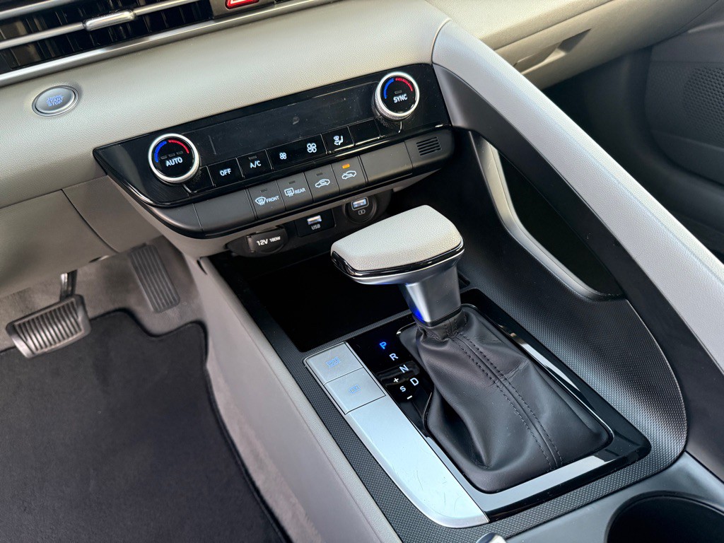 2022 Hyundai Elantra Image 10