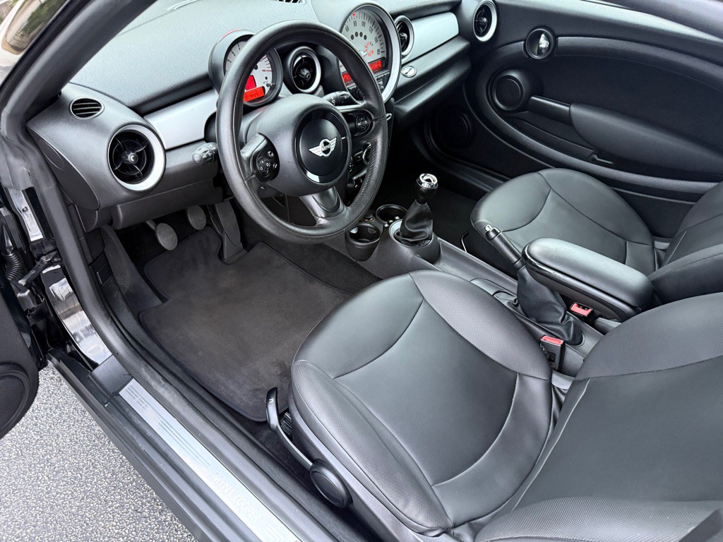 2014 MINI Cooper Image 2