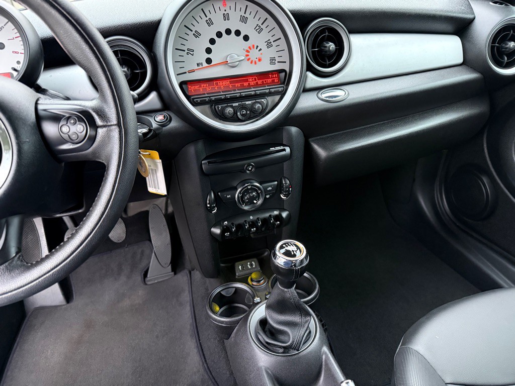 2014 MINI Cooper Image 9