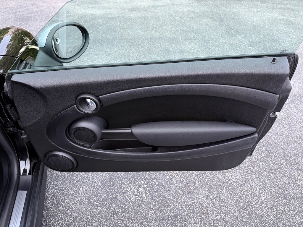 2014 MINI Cooper Image 18