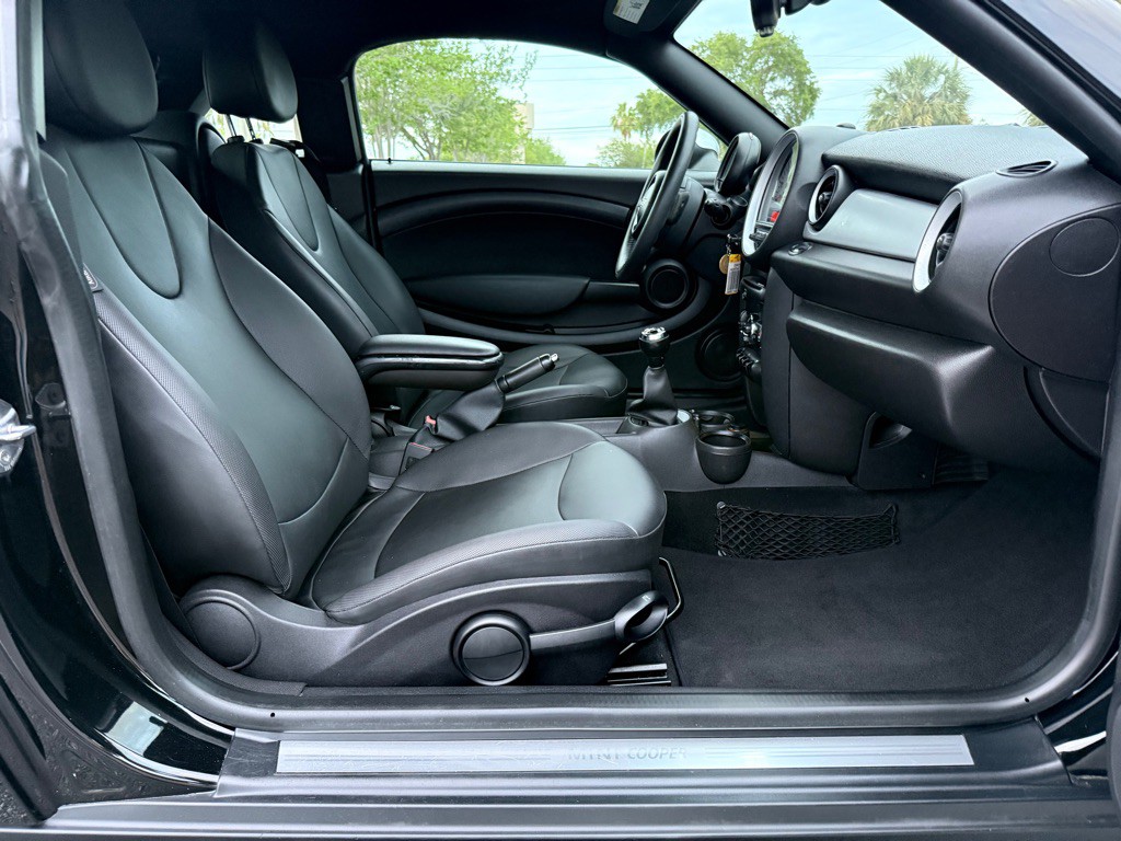 2014 MINI Cooper Image 19