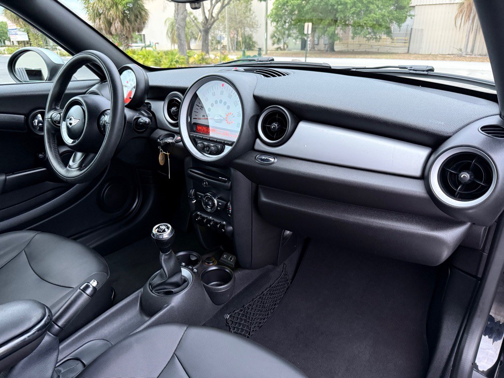 2014 MINI Cooper Image 20