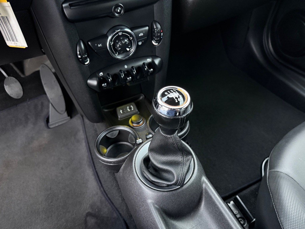 2014 MINI Cooper Image 28
