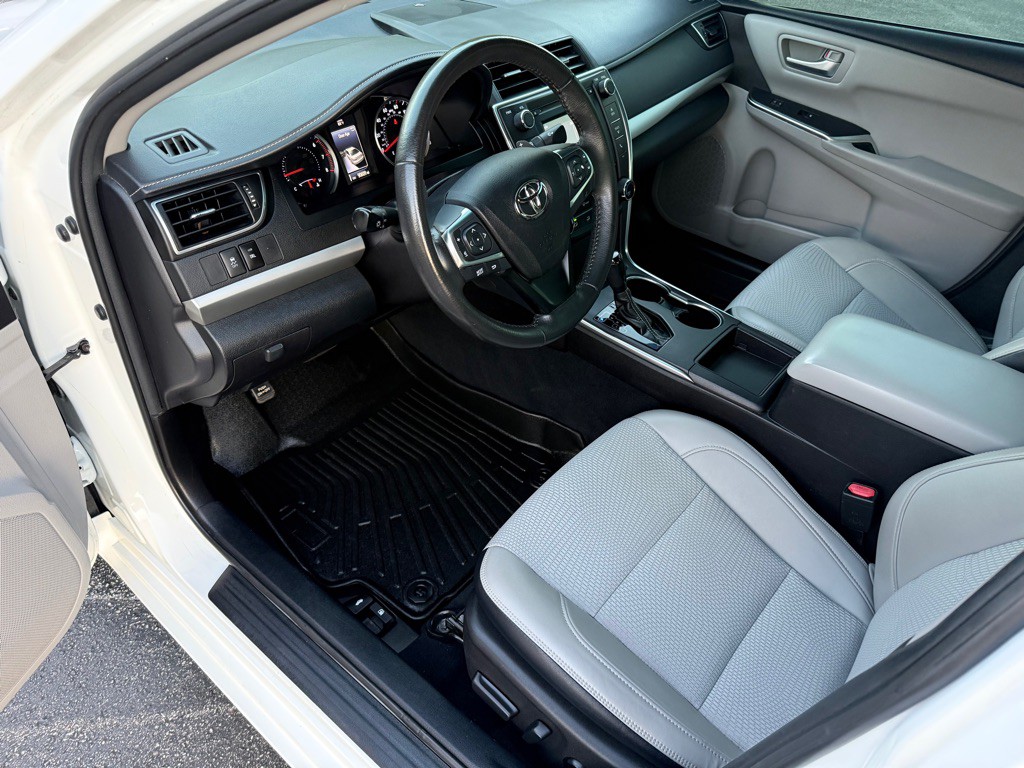 2017 Toyota Camry Image 2