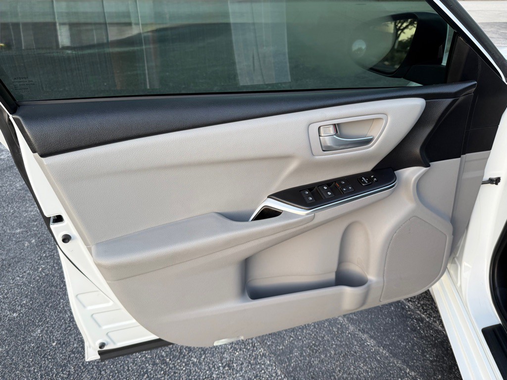2017 Toyota Camry Image 5