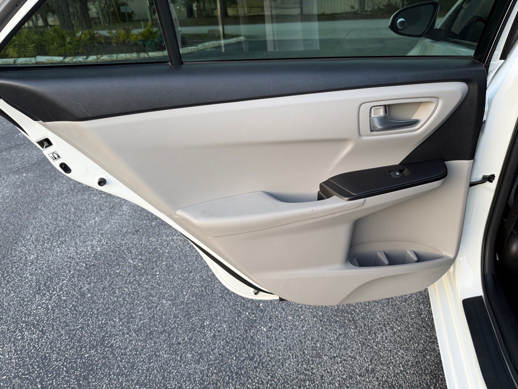2017 Toyota Camry Image 14