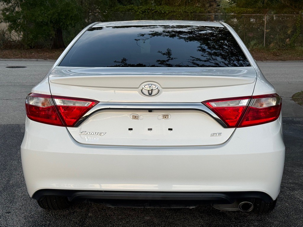 2017 Toyota Camry Image 16