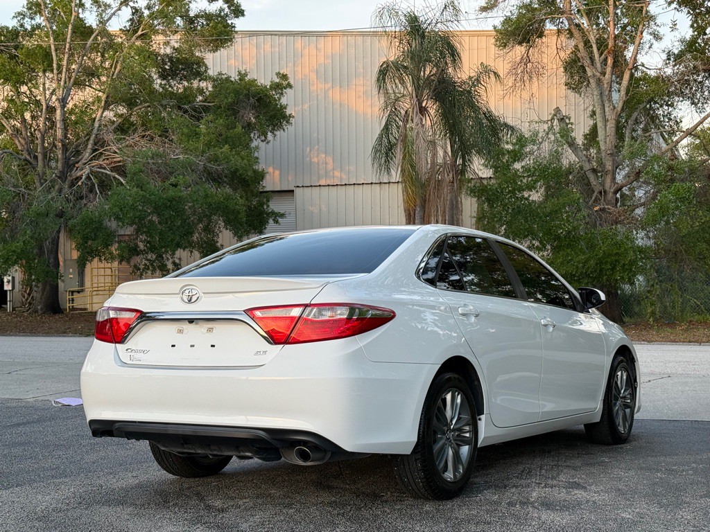 2017 Toyota Camry Image 18
