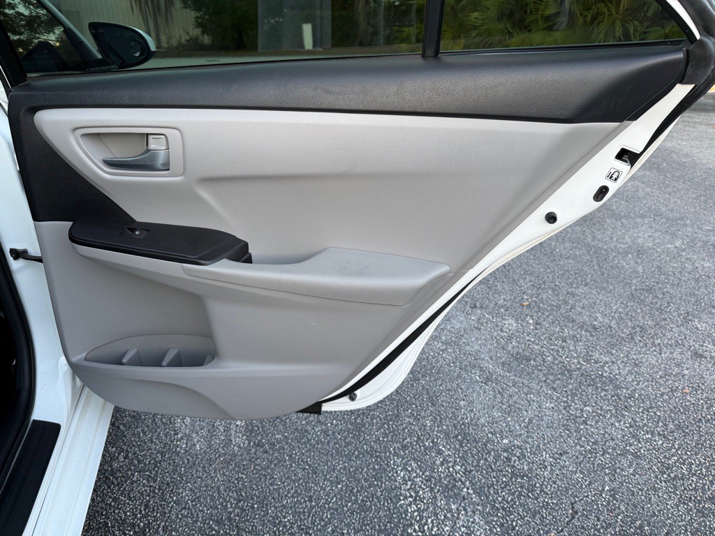 2017 Toyota Camry Image 19