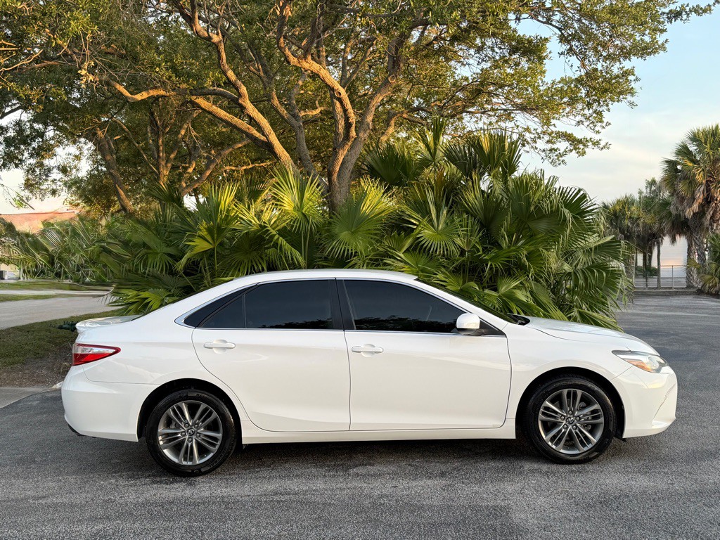 2017 Toyota Camry Image 21