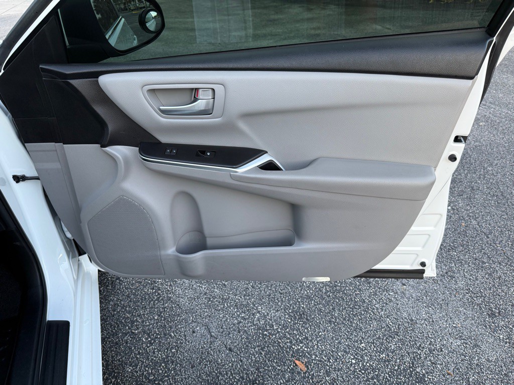 2017 Toyota Camry Image 22