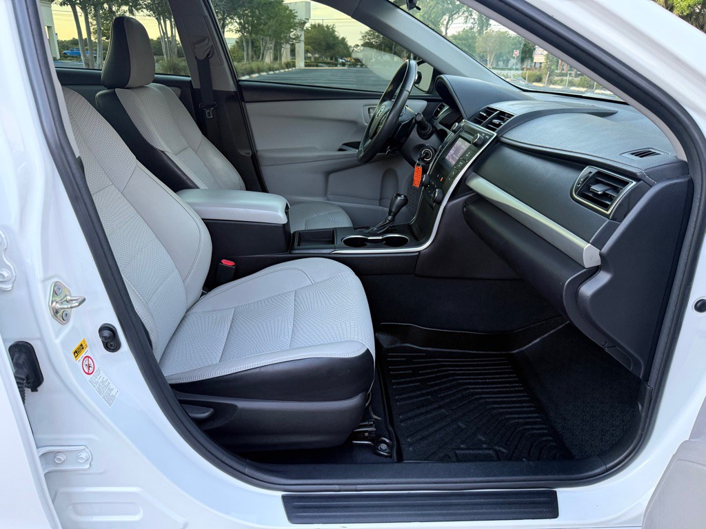2017 Toyota Camry Image 23