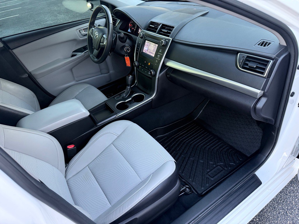 2017 Toyota Camry Image 24