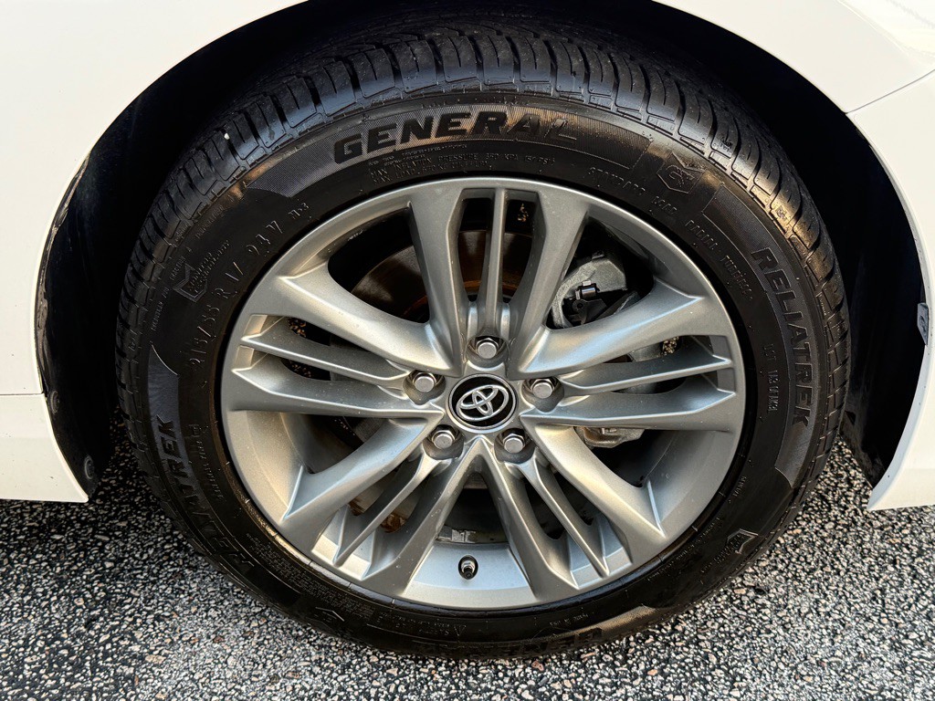 2017 Toyota Camry Image 29