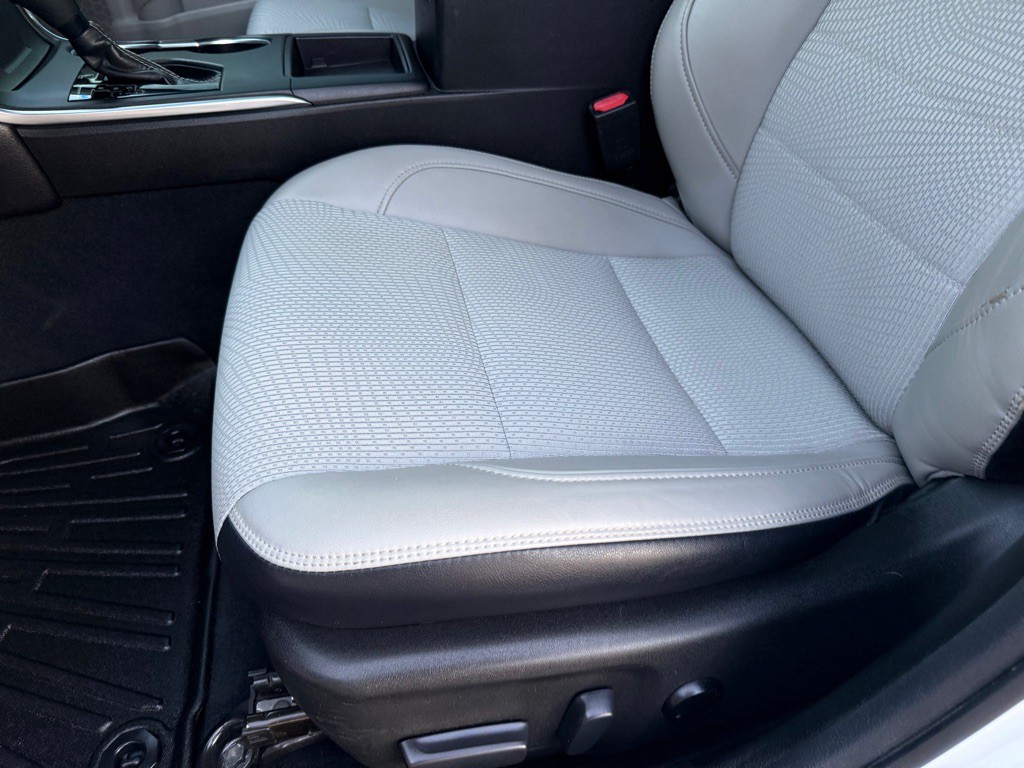 2017 Toyota Camry Image 33