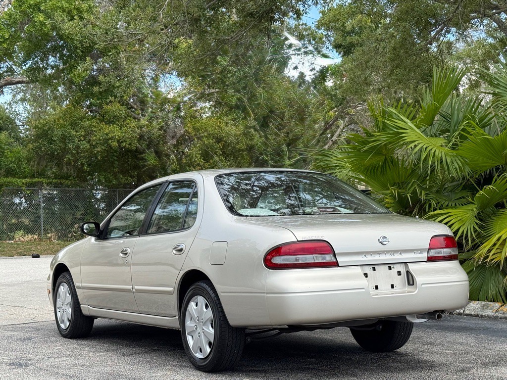 1995 Nissan Altima Image 12