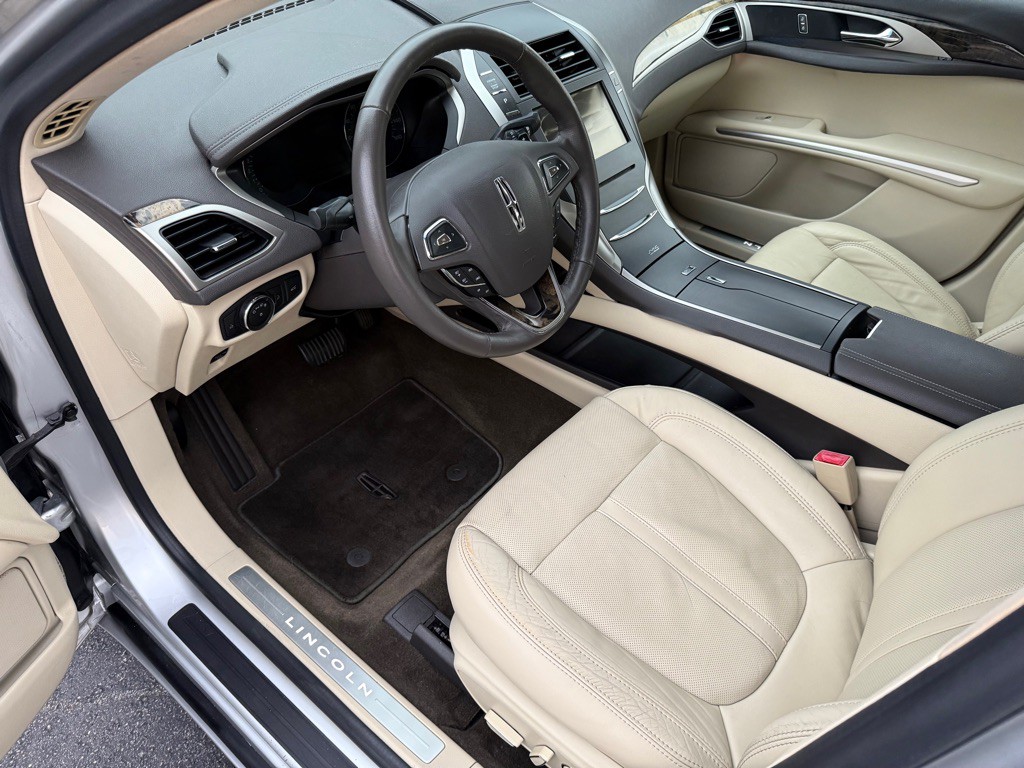 2013 Lincoln MKZ Image 2