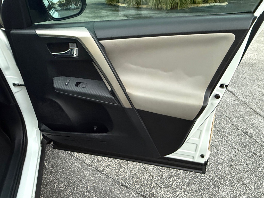 2015 Toyota Rav4 Image 18
