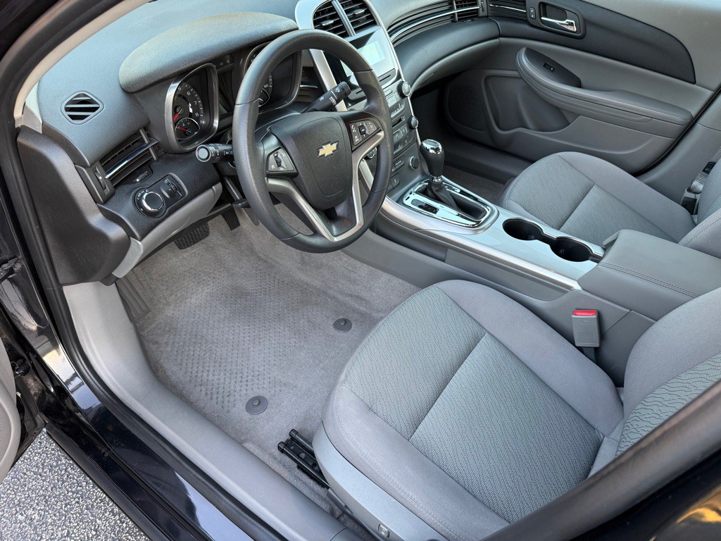 2013 Chevrolet Malibu Image 2