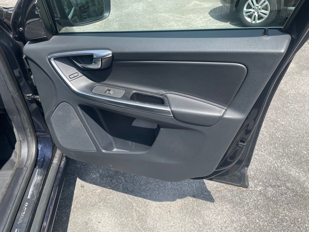 2017 Volvo XC60 Image 9