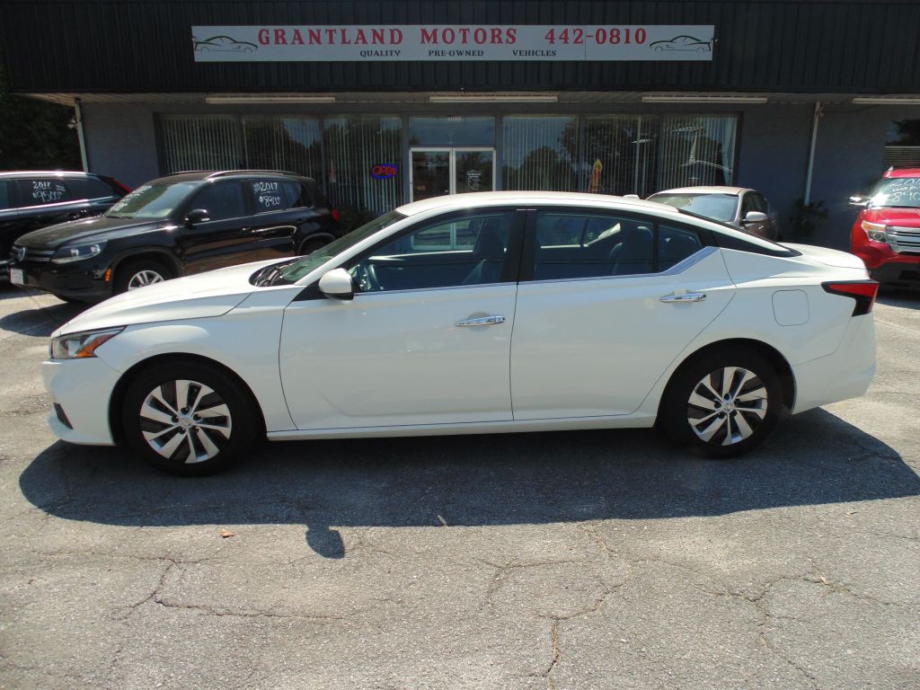 2020 Nissan Altima Image 1