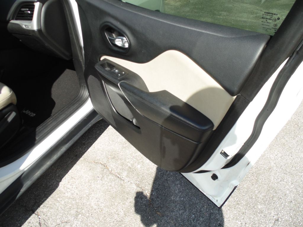 2017 Jeep Cherokee Image 10