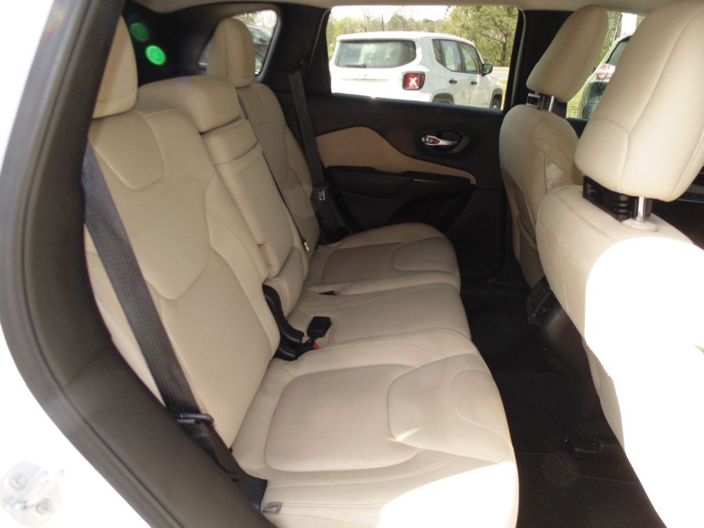 2017 Jeep Cherokee Image 11